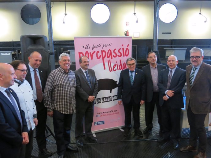 El alcalde de Lleida, Àngel Ros, junto a representantes del sector porcino.