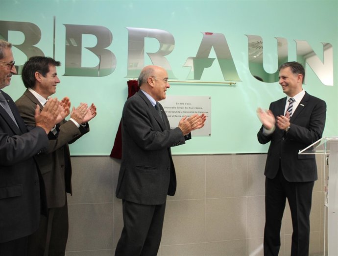 El conseller de Salud, Boi Ruiz, y el director de B. Braun Avitum, Josep Subirà.