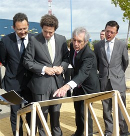 El consejero y el alcalde, junto a los terrenos de la segunda fase de 'Legatec'