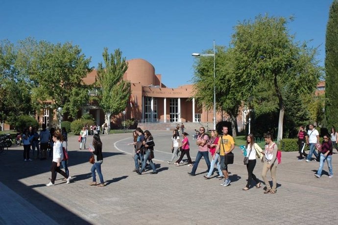 Alumnos, estudiantes, universitarios, campus