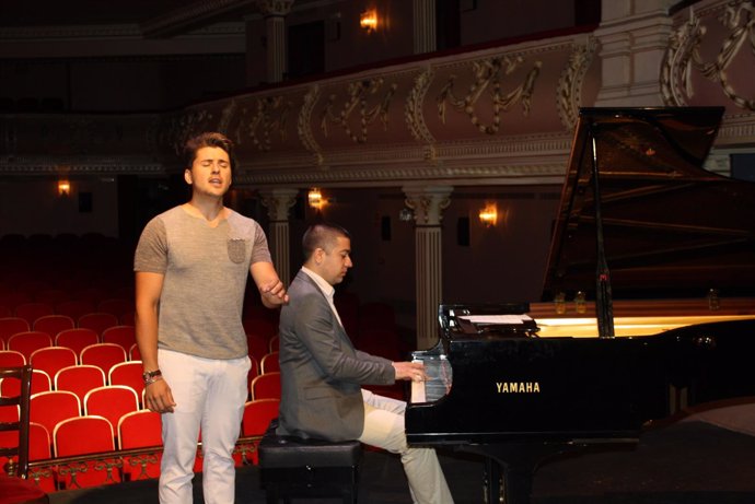 El cantante Álvaro Díaz e Iván Macías, al piano. 