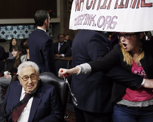 Manifestación de Code Pink para exigir la detención de Kissinger