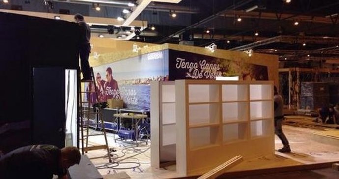 Montaje del stand de Cantabria en Fitur