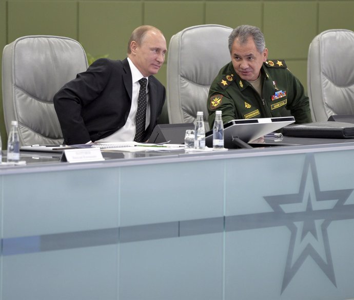 Ministro de Defensa ruso Sergi Shoigu con Vladimir Putin