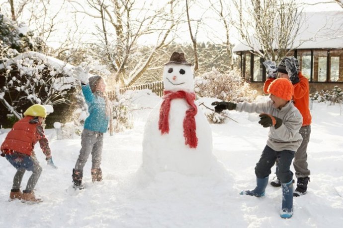 Nieve, Niños, juegos de invierno, muñeco de nieve, frío, nevar