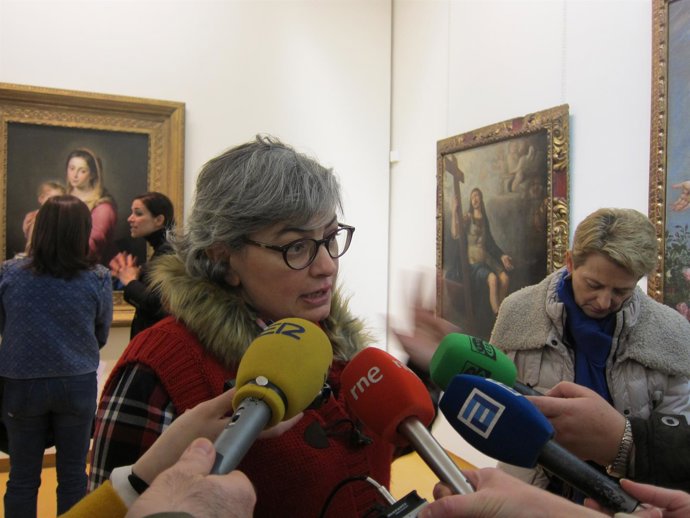 Ana González atiende a los medios en el Museo Bellas Artes. 
