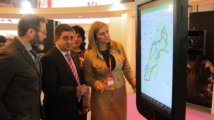 El presidente de la Diputación de Jaén, en Fitur con María Jesús Serrano