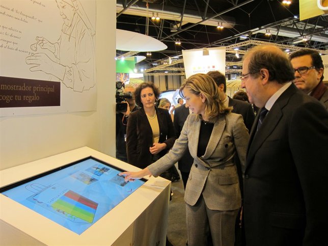 Alicia García y Juan Vicente Herrera en el expositor de CyL en Fitur