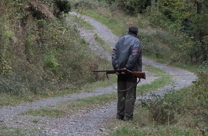  Cazador En Un Camino Público