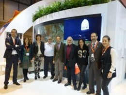 Sánchez de Muniáin y Montxo Armendáriz, en el stand de Navarra. 