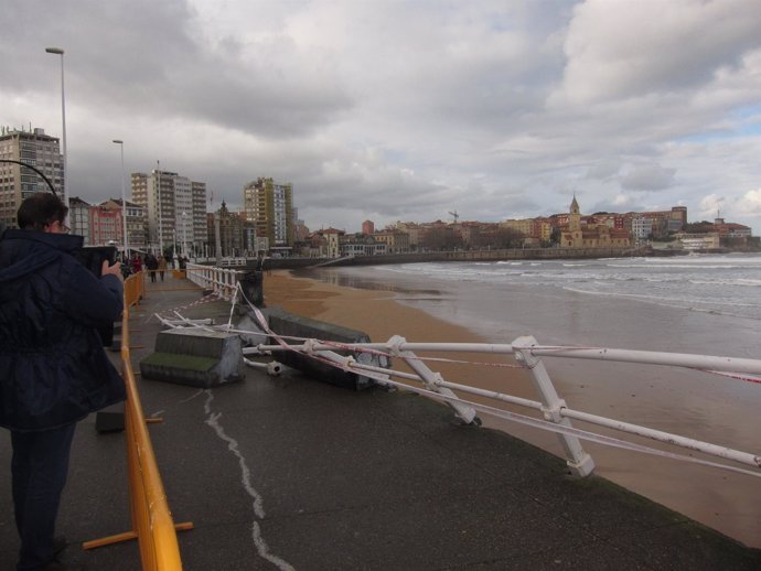 Temporal en Gijón, muro, playa de San Lorenzo