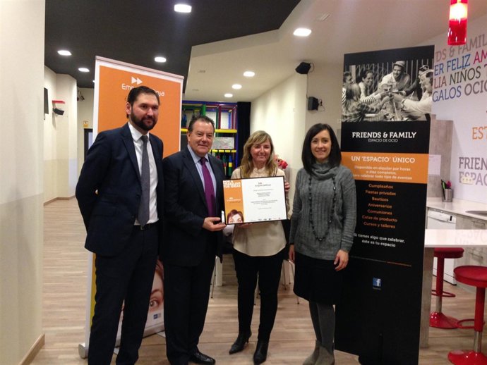 Entrega diploma emprendedor del mes