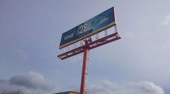 Lo bomberos interviene por la caída de placas de uan valla publicitaria