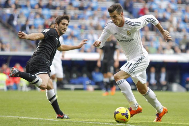 Bale desborda a Bergara en el Real Madrid-Real Sociedad del año pasado