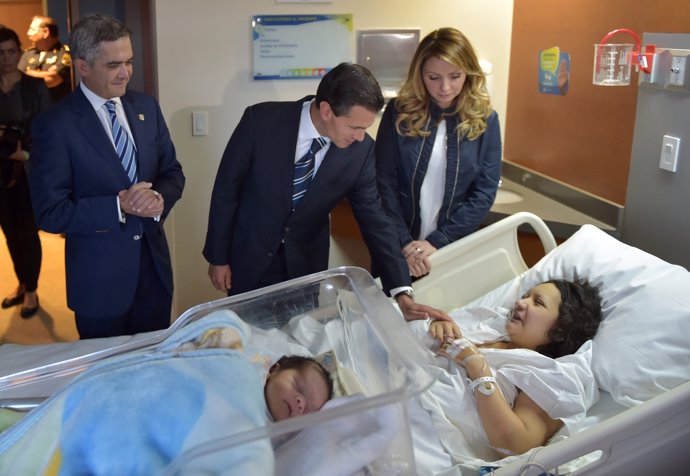 Peña Nieto visita heridos por la explosión del hospital