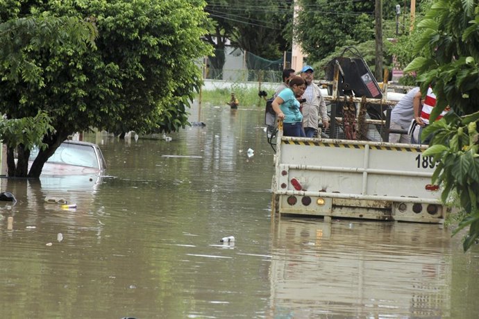 En la imagen, personas afectadas por las inundaciones provocadas por el huracán 