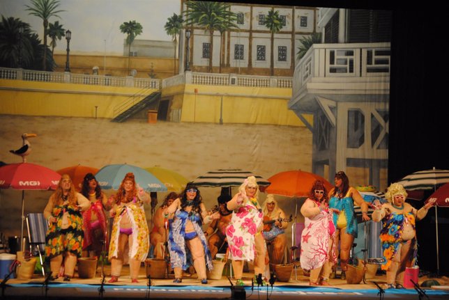 Actuación de la chirigota 'Ahora es cuando se está bien aquí' en el Teatro Falla
