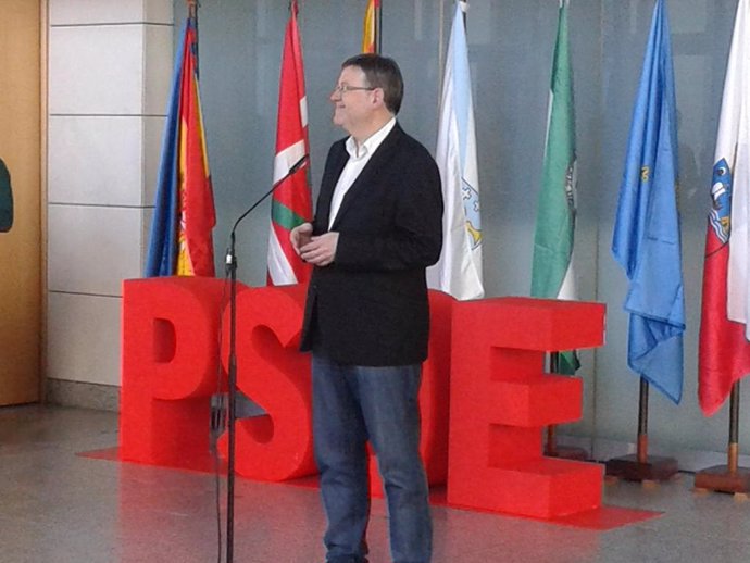 Puig atiende a los medios al inicio de la Conferencia del PSOE