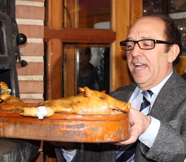 El hostelero José María Ruiz, con un cochinillo.
