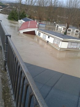 El Ebro inunda zonas de Frías (Burgos)