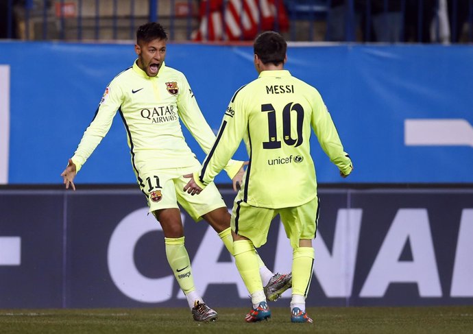 Neymar y Messi celebran un gol en el Calderón