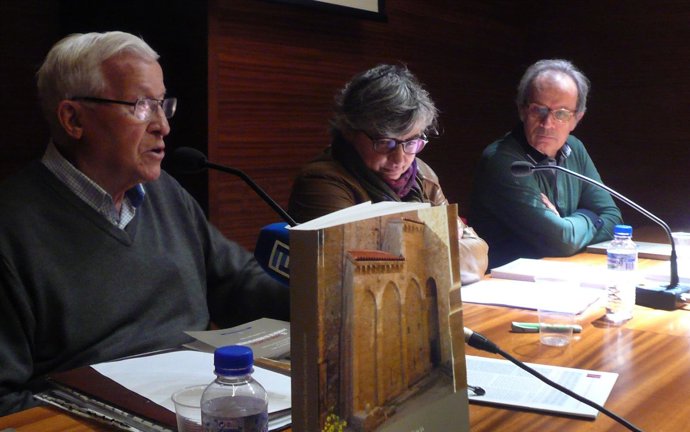 Ana González, en el centro