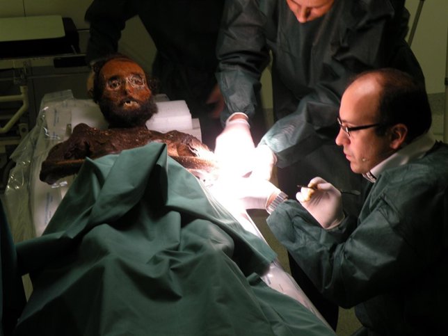 Curiel durante una investigación