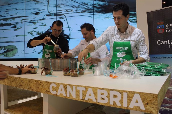 Gándara, Ruiz y Soto sirviendo las raciones de ‘Marmitécora'