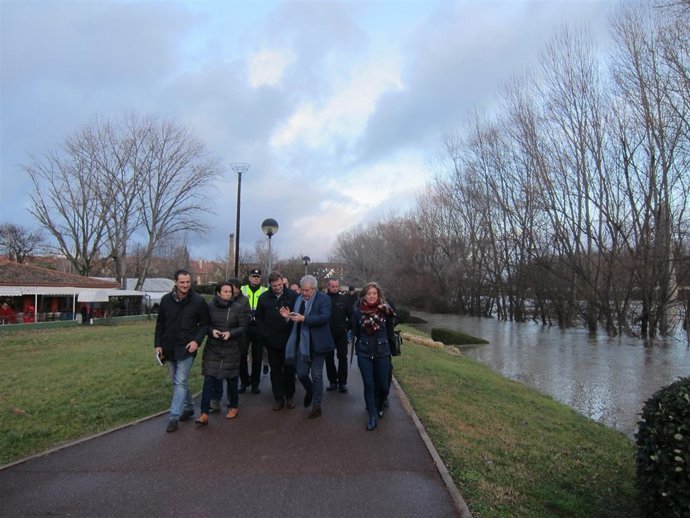 Visita de las autoridades ante la crecida del río Ebro