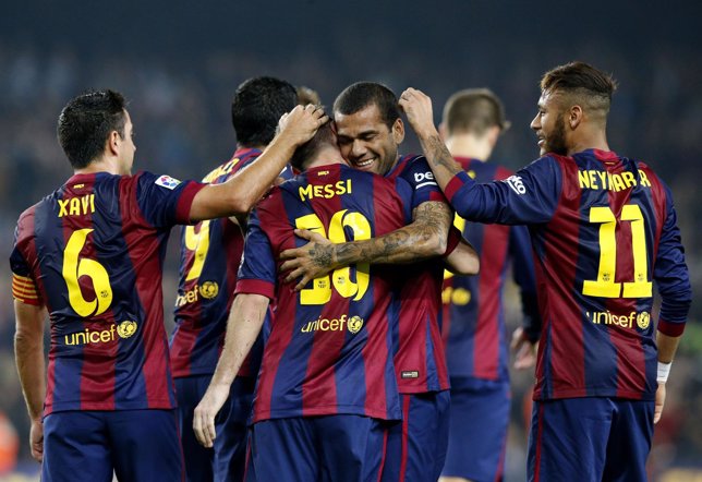 Los jugadores del Barça se felicitan entre sí por su victoria.