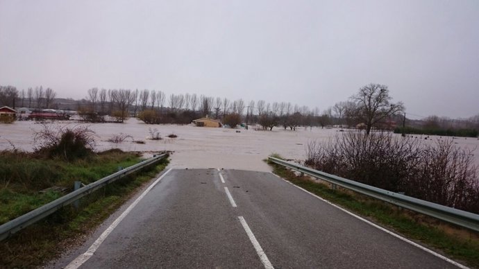 Carretera cortada por el agua en Frías (Burgos)
