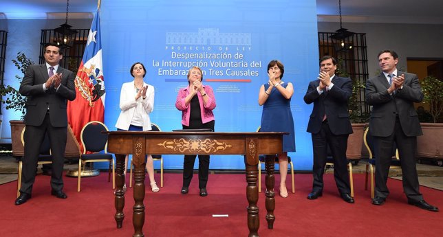 Bachelet firma proyecto de ley sobre el aborto