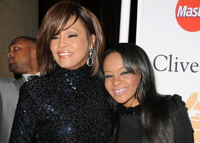 Encontrada inconsciente en la bañera la hija de Whitney Houston