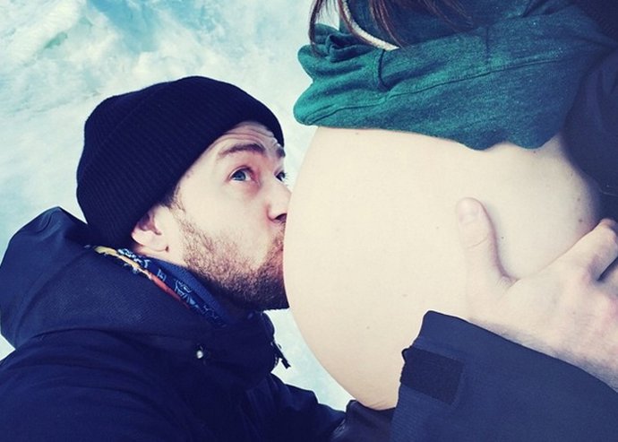 Justin Timberlake le besa la barriguita de embarazada a Jessica Biel