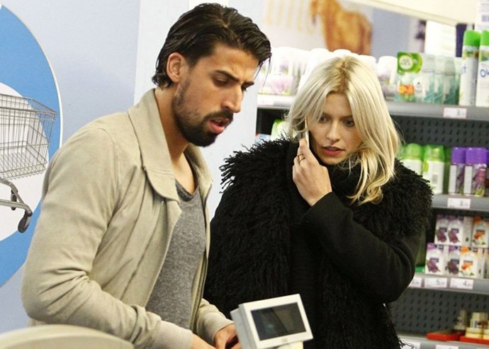 Sami Khedira presume de novia en el súper 