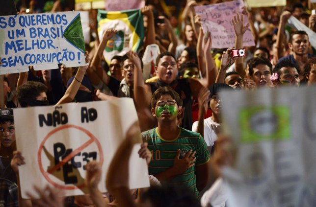 Manifestantes contra el Gobierno en Brasil en 2013