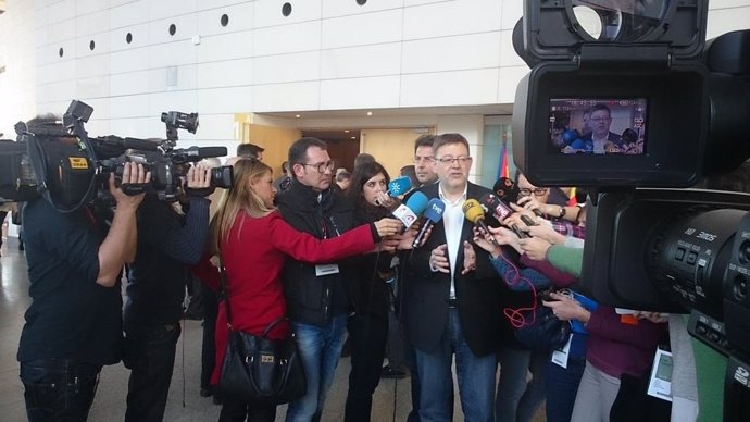 Puig atendiendo a los medios antes de la clausura de la Conferencia Autonómica