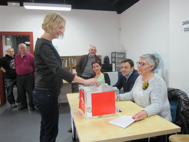 Patricia Luquin vota en las primarias de IU-Aragón.