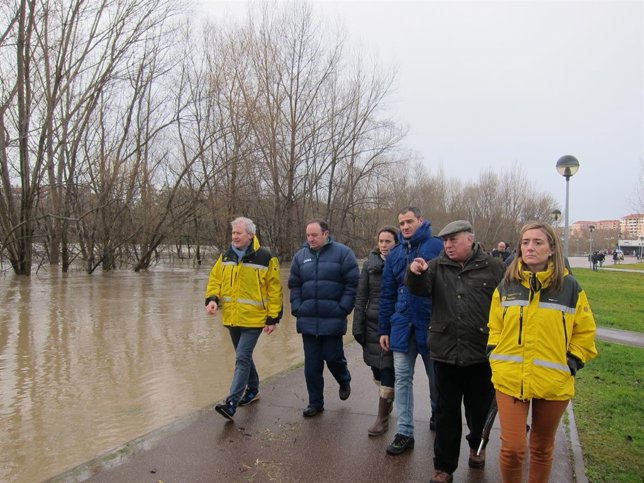 Visita de las autoridades a una de las zonas más afectadas por la crecida 