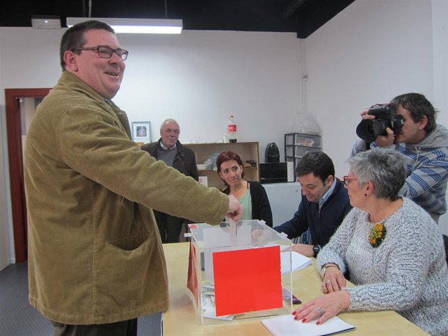 Nacho Martínez vota en las primarias de IU en Aragón.