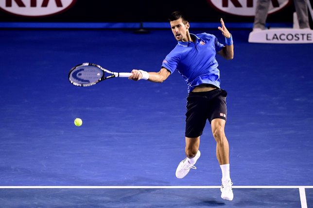 Djokovic golpea la bola en su partido ante Wawrinka en Melbourne