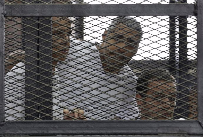 Los periodistas Peter Greste, Mohamed Fahmy y Baher Mohamed