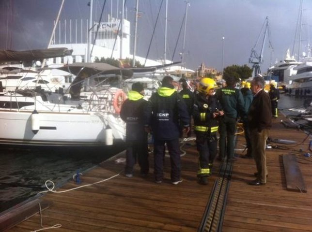 Incendio en un velero en el club náutico
