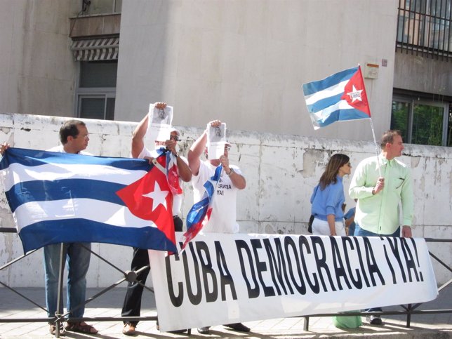 Disidentes Cubanos Protestan Frente A La Embajada