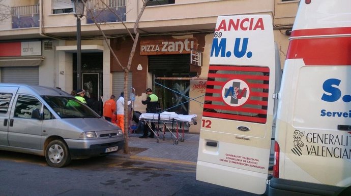 El SAMU atiende al herido en la calle Cuenca