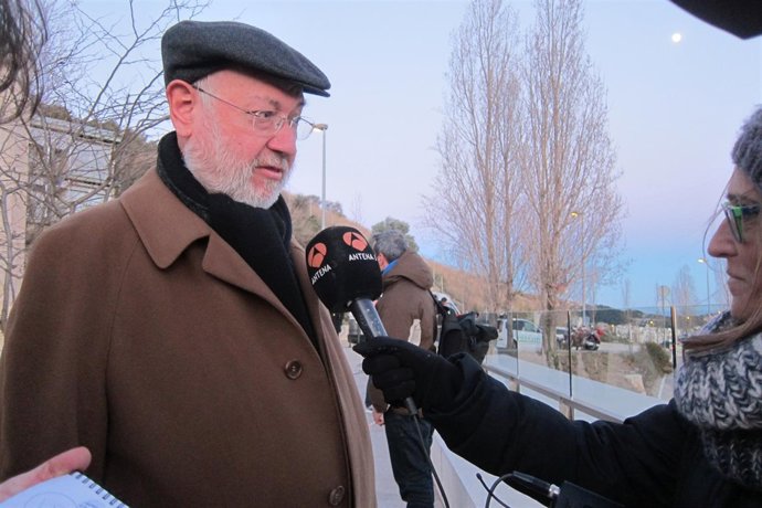 Juan Eslava Galán en la capilla ardiente de Lara