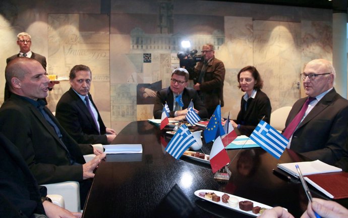 Los ministros de Finanzas de Francia, Michel Sapin, y Grecia, Yanis Varoufakis