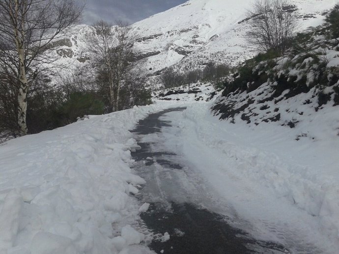 Nieve, nevada, carretera (Archivo)