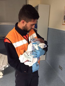 Imagen del recién nacido, en manos de un voluntario de Protección Civil