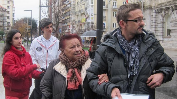Amparo Pérez con su nieto en la plaza del Ayuntamiento